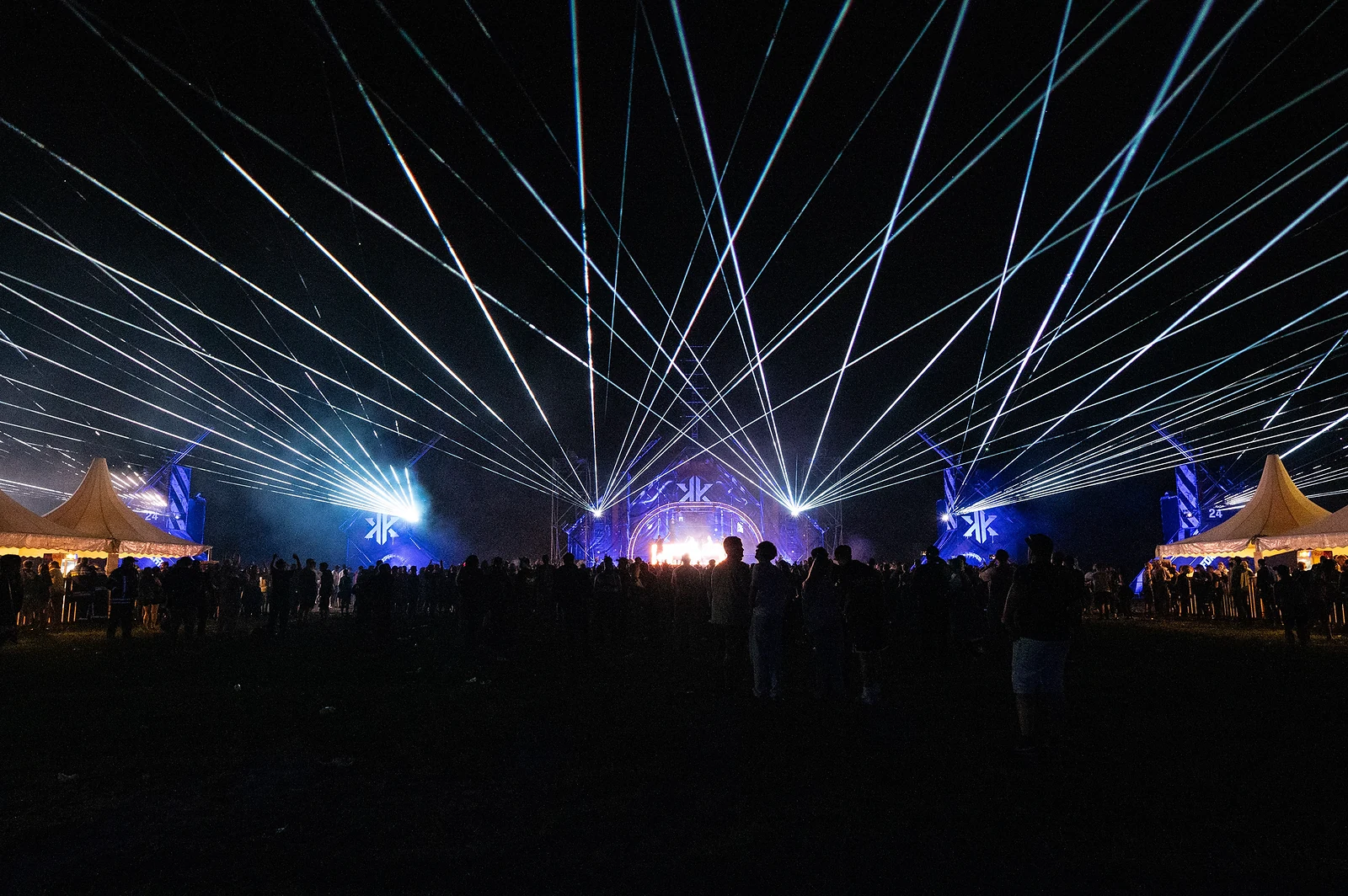 Weiße Laserstrahlen beim Kickforce Festival