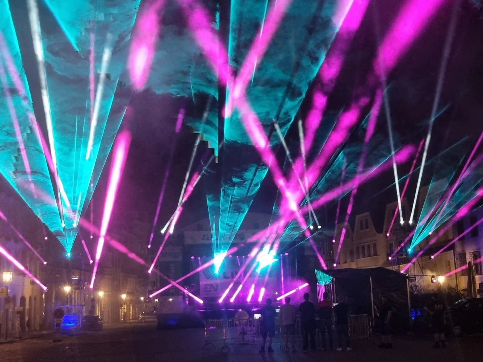 Farbige Laserstrahlen beim Stadtfest Steyr