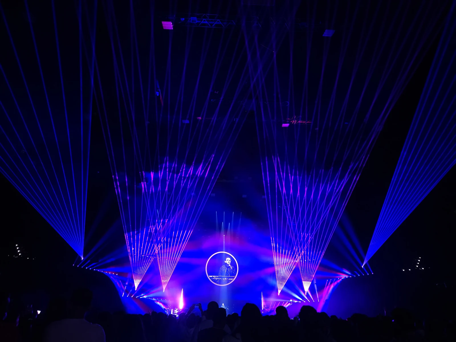 Blaue Laserfächer bei einer Veranstaltung in Zürich
