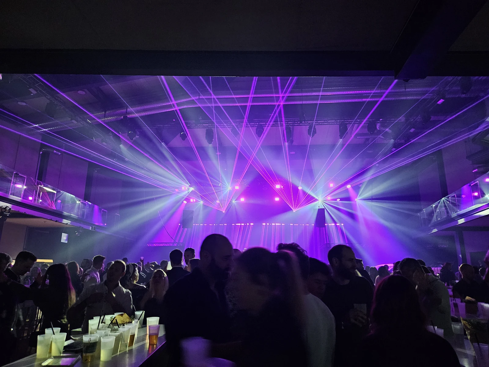 Violette Laser über den Gästen einer Firmenveranstaltung