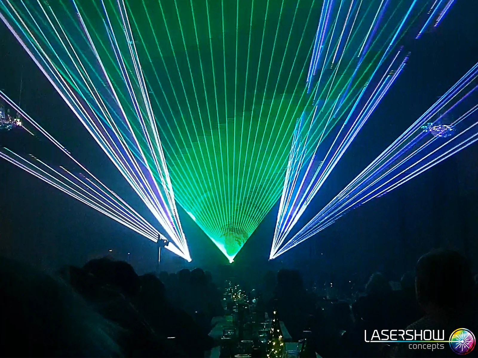 Grüne und blaue Laserfächer bei einer Geburtstagsfeier