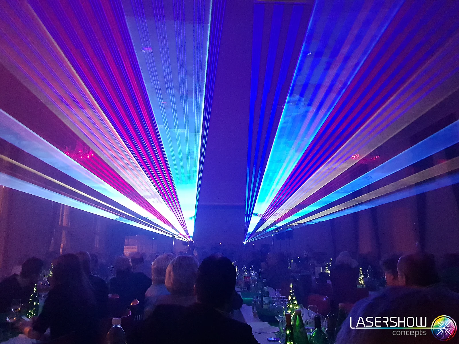 Violette und blaue Lichtflächen einer Geburtstagslasershow