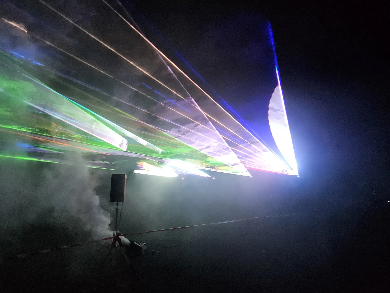 Weiße und farbige Laser im Freien bei einer Hochzeit