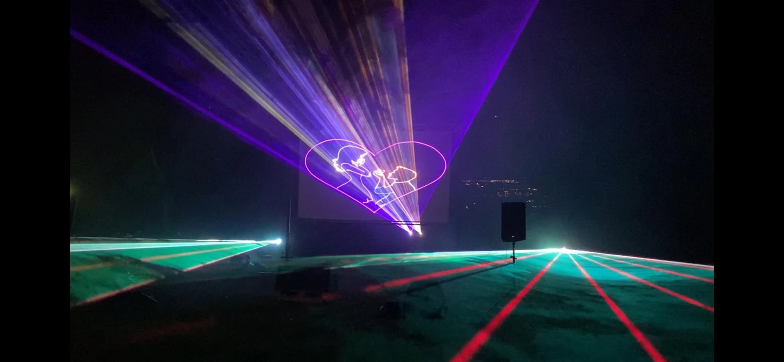 Persönliches Paarmotiv in einem Laserherz bei einer Hochzeit