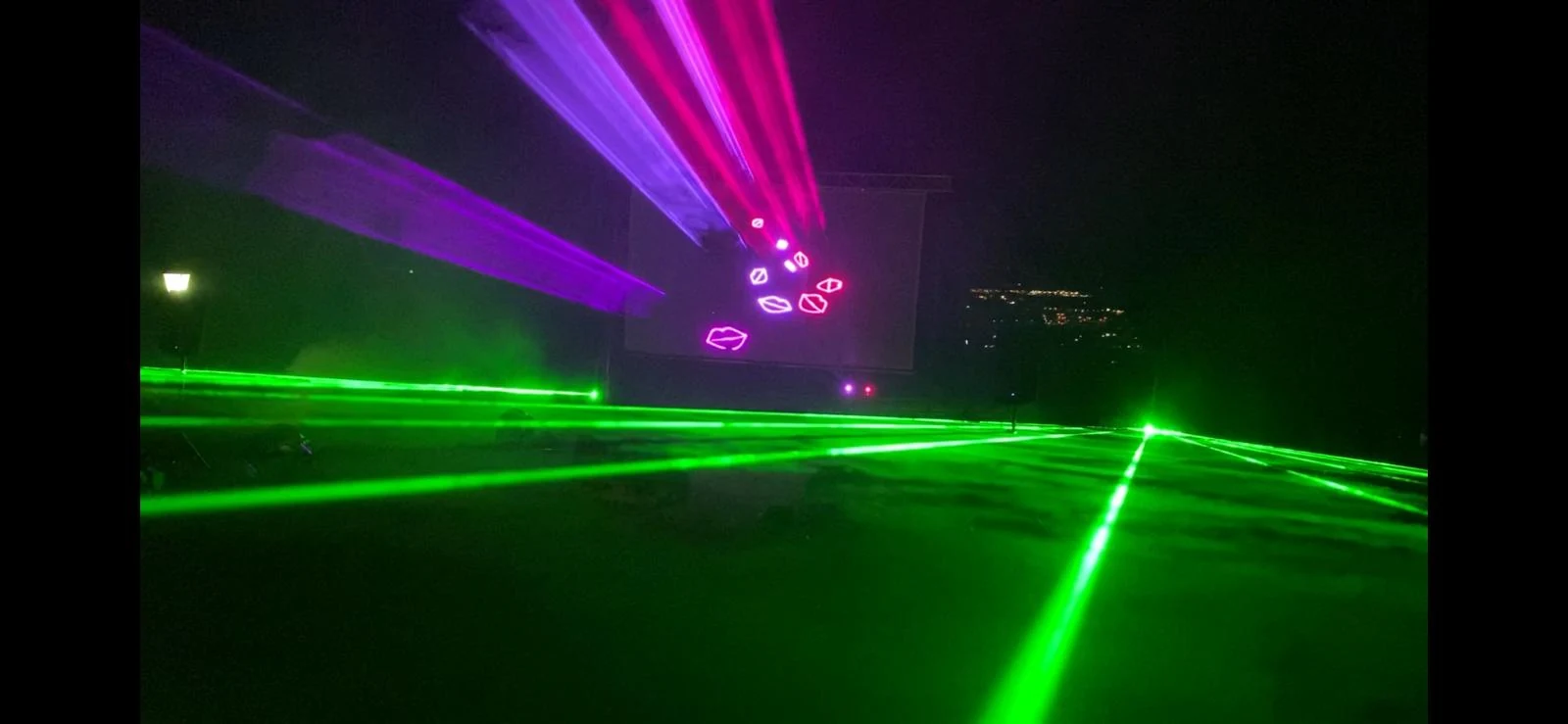 Mit Laser projizierte Kussmotive bei einer Hochzeit