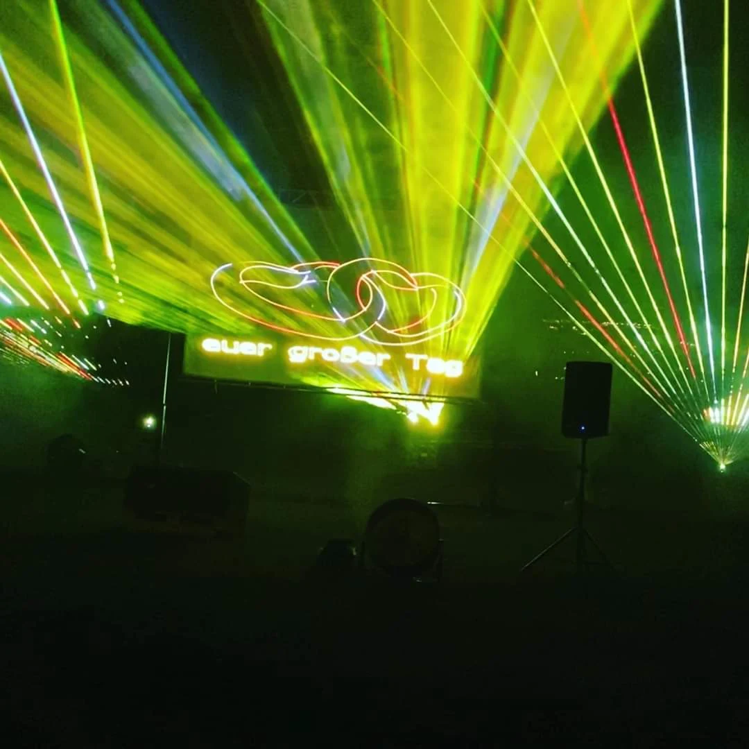 Laserprojektion mit zwei Ringen und dem Schriftzug euer großer Tag