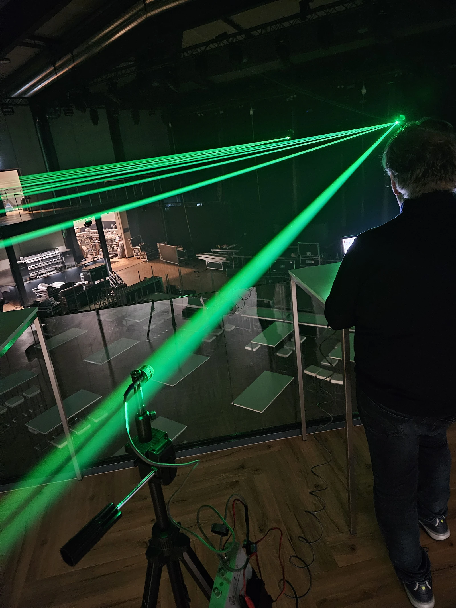 Dr. Martin Straßl bei der Begutachtung einer Lasershow