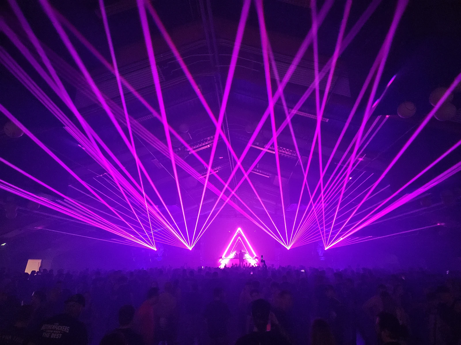 Violette Laserfächer beim Havoc Festival