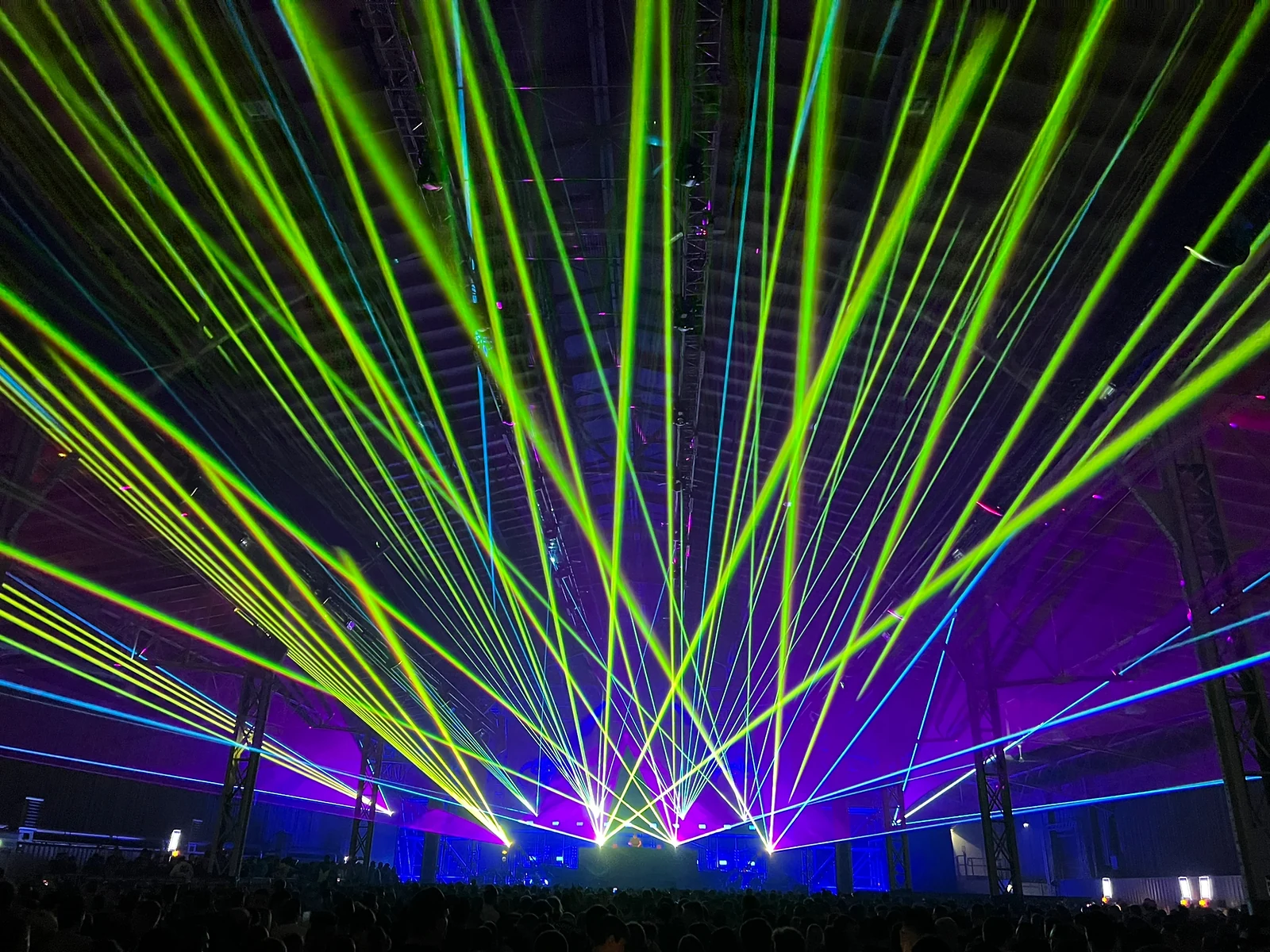 Grüne Laserstrahlen bei Masters of Hardcore