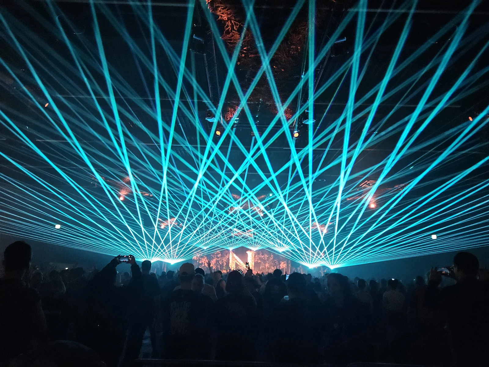 Türkisfarbene Laserfächer beim Nukranox Festival