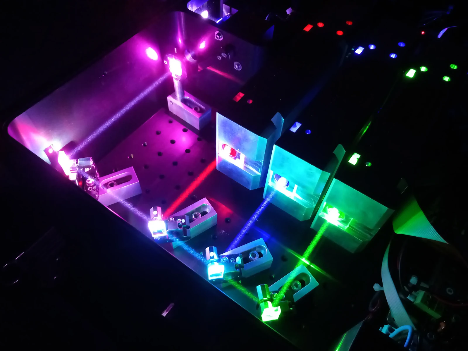 Laserprojektoren mit verschiedenfarbigen Strahlen