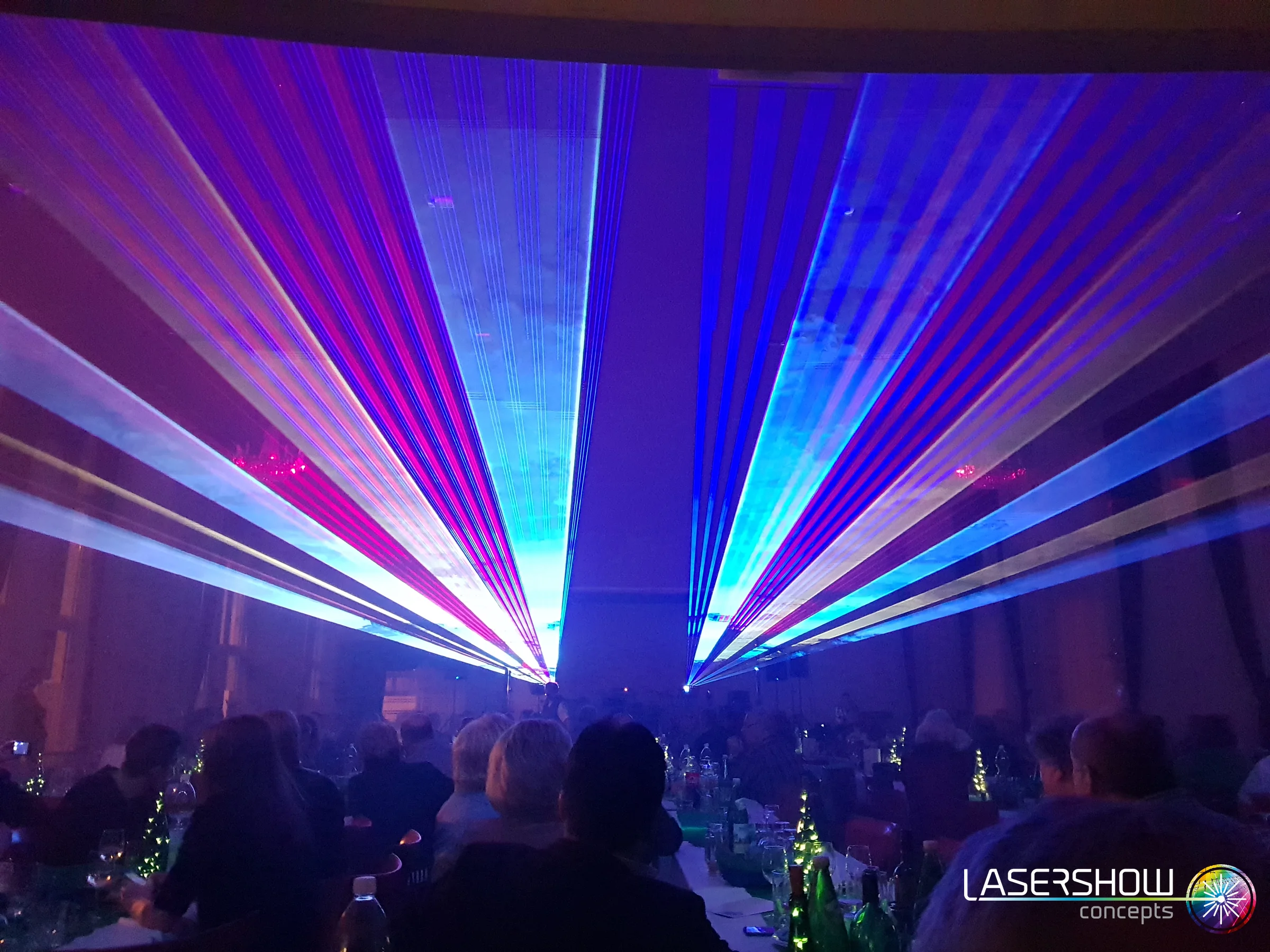 Laserfächer über den Gästen einer Geburtstagsfeier