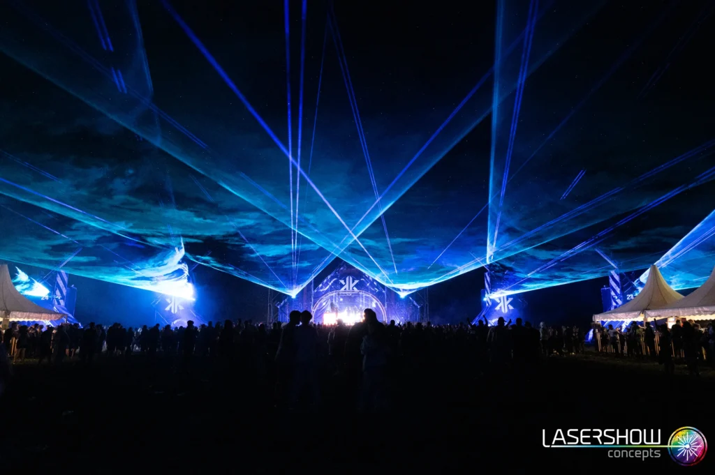 Blaue Laserfächer über der Menge beim Kickforce Festival