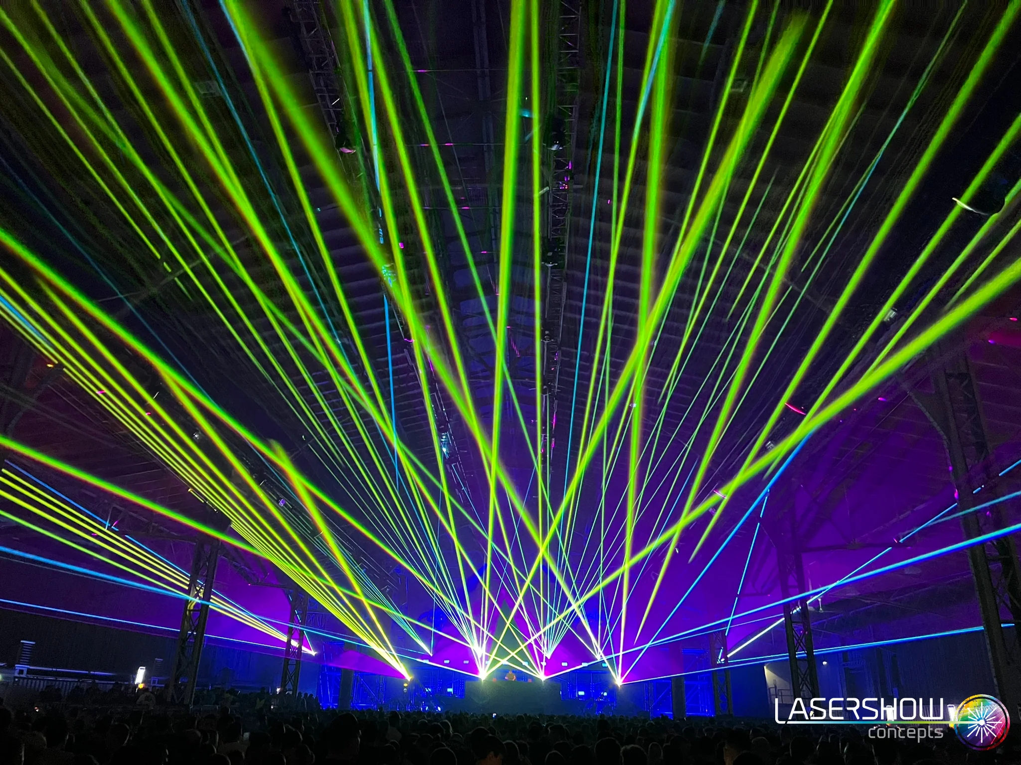 Grüne Laserfächer bei Masters of Hardcore in der Marx Halle Wien