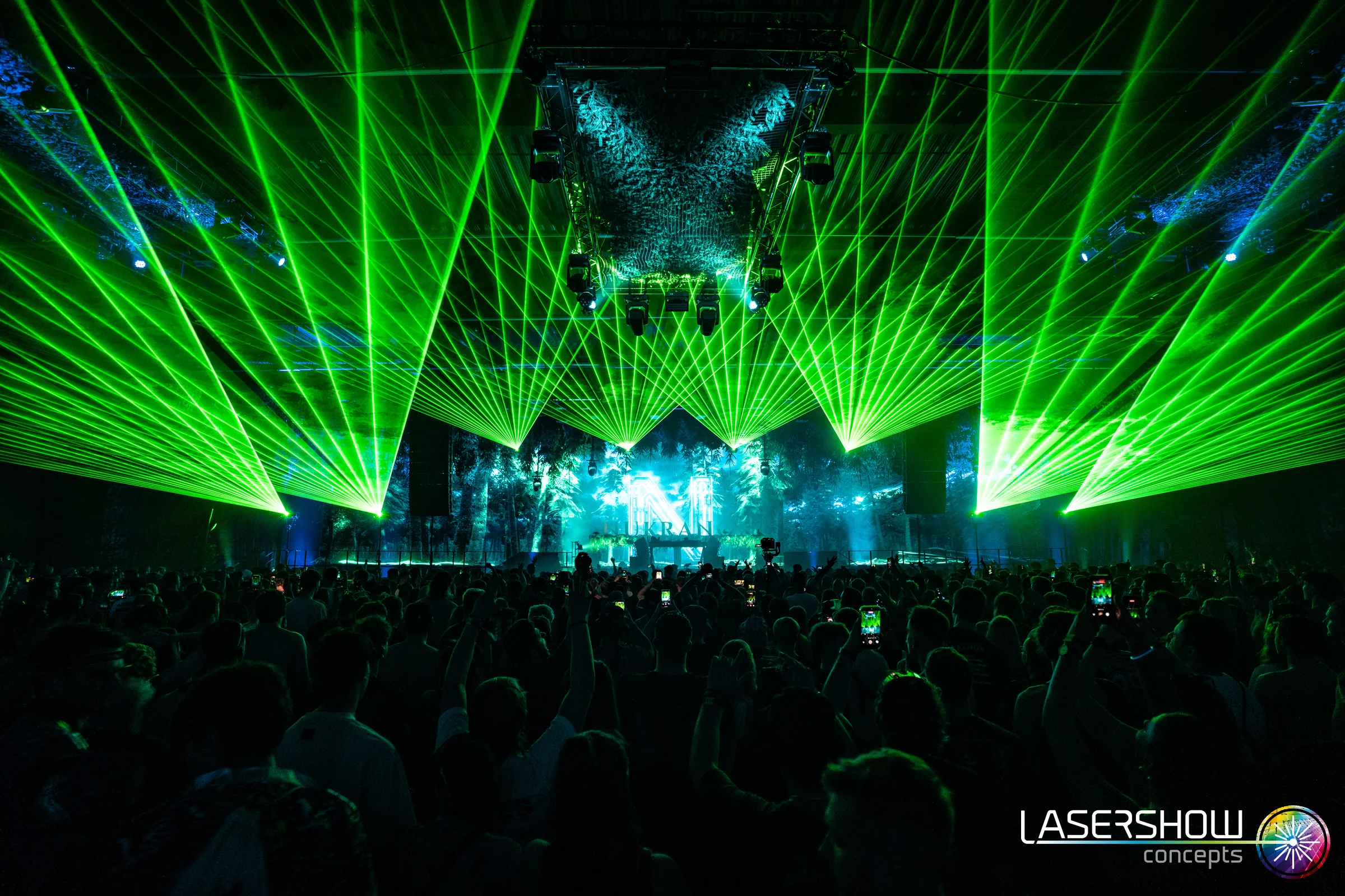 Grüne Laserfächer über dem Publikum beim Nukranox Festival