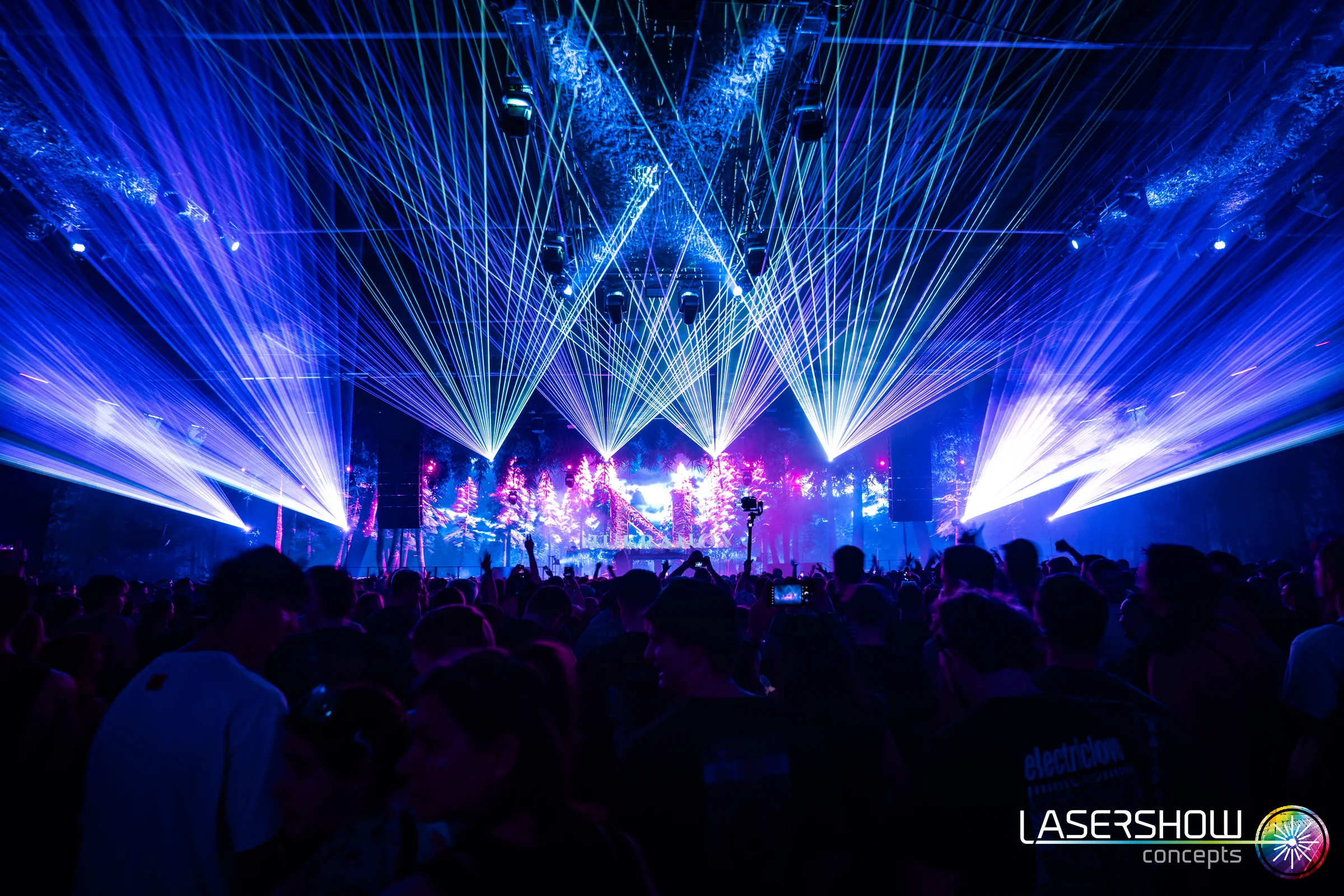 Blaue Laserbeams und Bühne beim Nukranox Festival