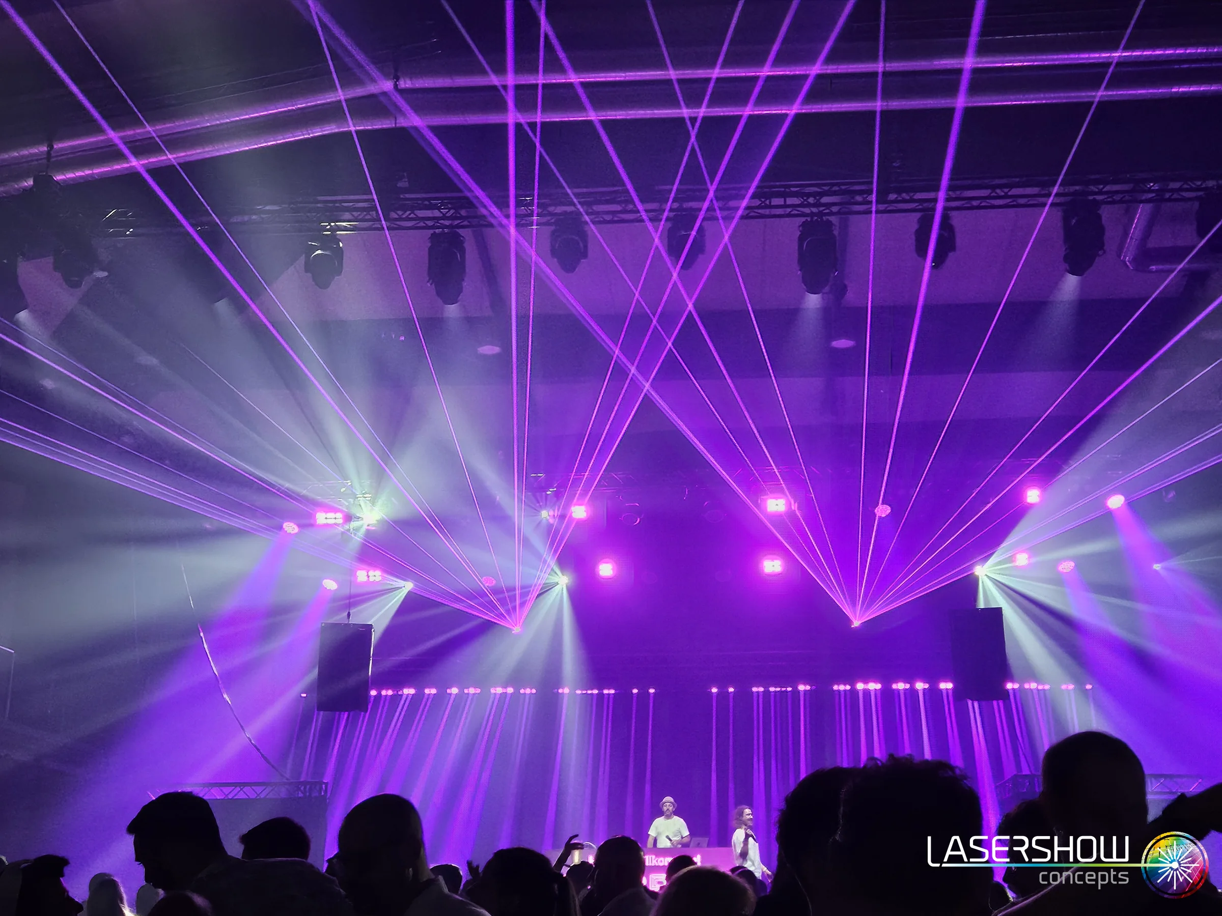 Violette Laserstrahlen und Bühne beim Škoda Clubbing