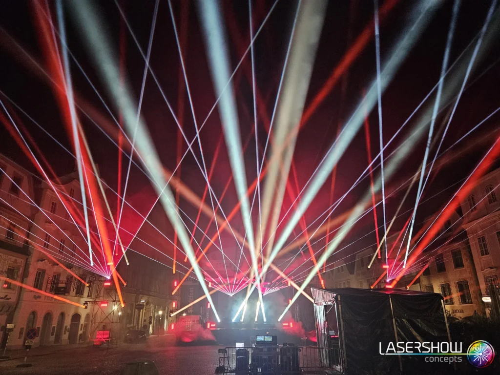 Rote und weiße Laserstrahlen über dem Stadtplatz beim Stadtfest Steyr