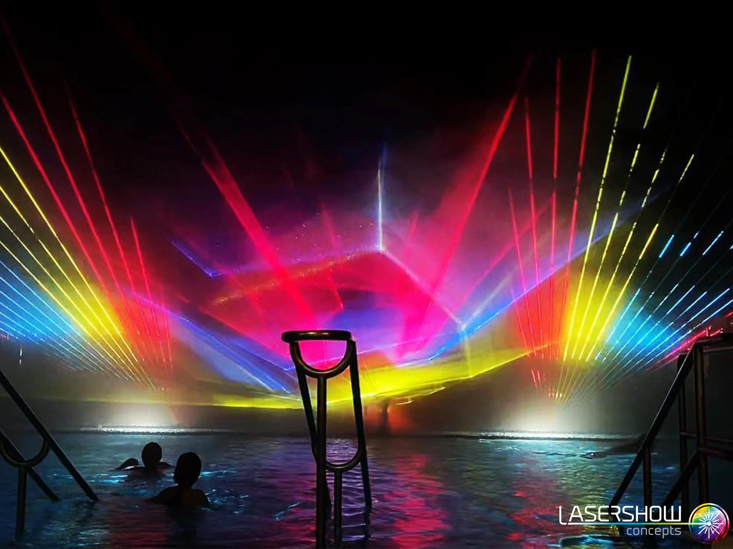 Bunte Laserflächen über dem Becken der Therme Bad Tatzmannsdorf