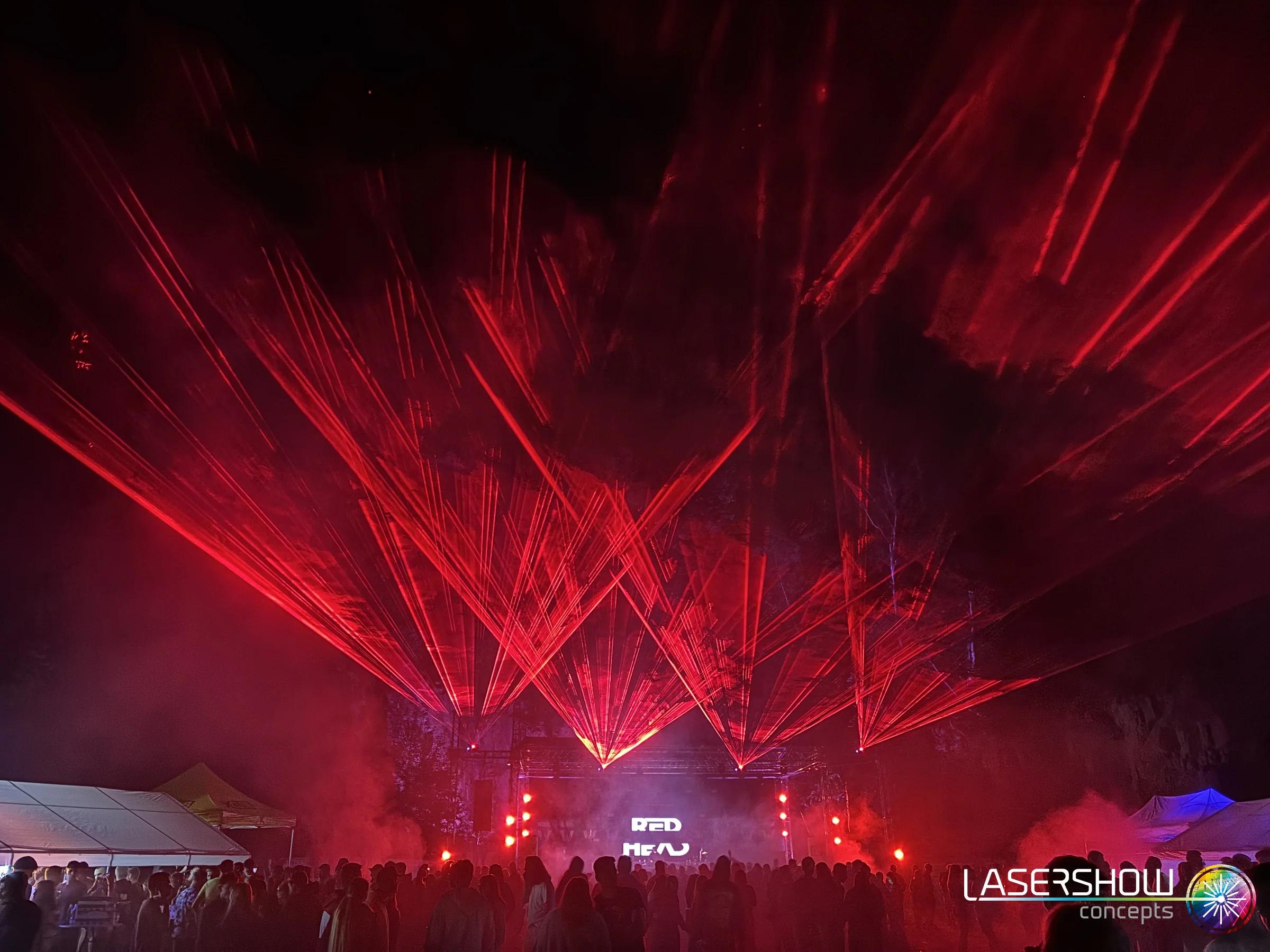 Rote Laserstrahlen über der Bühne beim Woodbash Festival