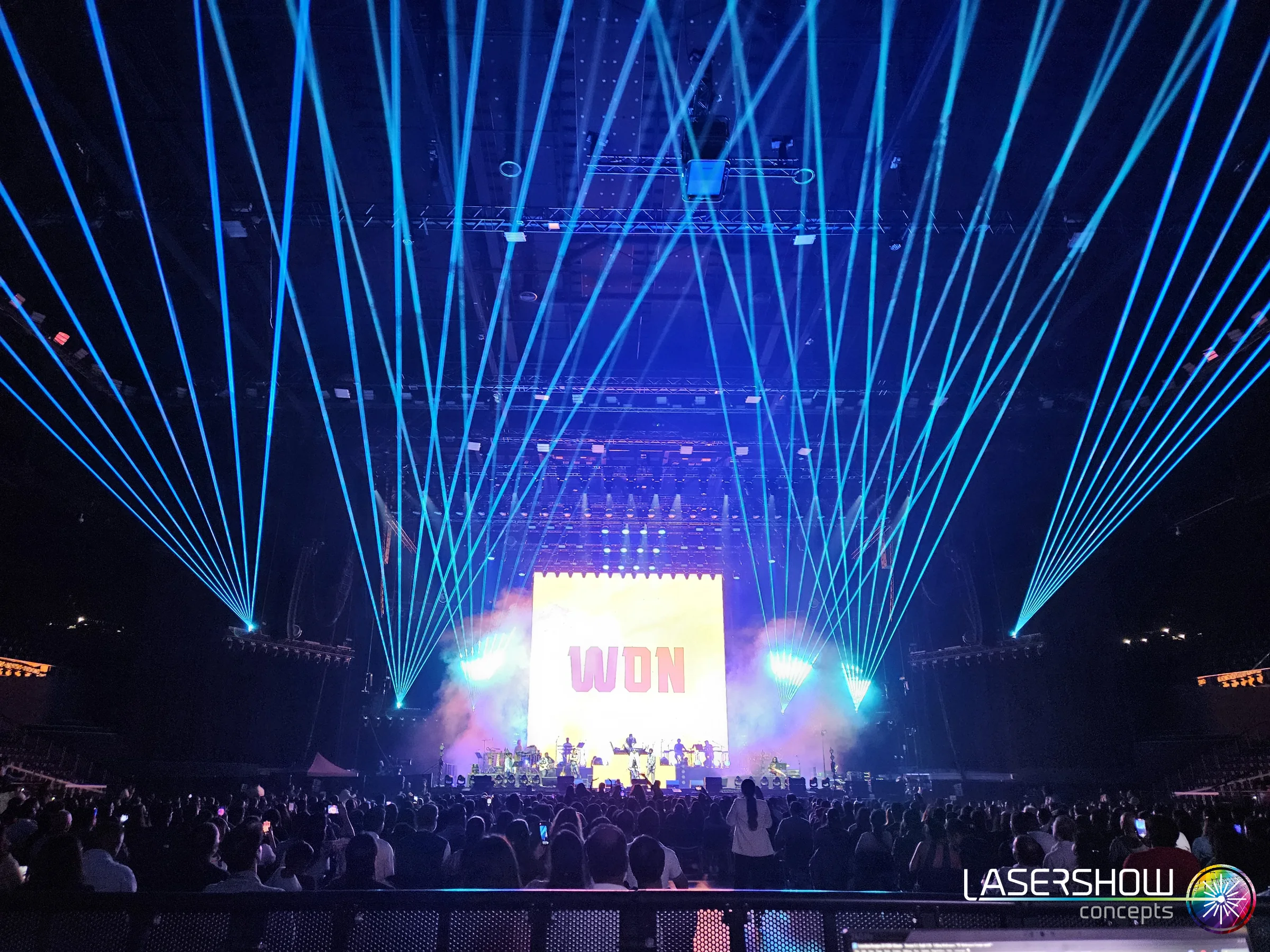 Blaue Laserbeams und LED-Wand bei einem Event in Zürich